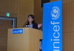 日本の中の子どもの貧困がどうSDGsと結びつくのか説明する阿部教授。