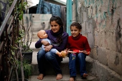 人形を抱くガザの子どもたち