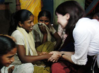 プジャの手を取るアグネス大使