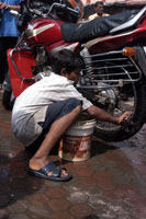 バイクを洗うチャンダンくん
