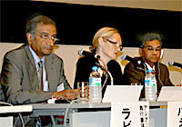 シンポジウム・パネルディスカッションの様子（左から）。WHOのヤコブ・クマルサン氏、ユニセフのプログラム部門副部長バネッサ・トービン氏、アジア太平洋水フォーラムのラビ・ナラヤナン氏
