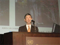 説明する高村正彦外務大臣。