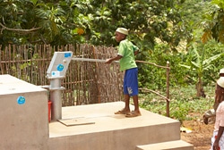 TAP PROJECTの支援でつくられた井戸を使う子ども（マダガスカル）