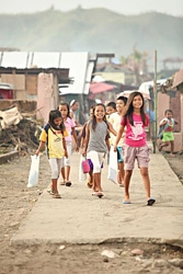 学校再開の日、元気に登校する子どもたち。（2014年1月撮影）