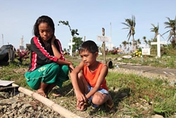 お母さんのお墓を毎日訪れている兄弟。（2014年3月撮影）