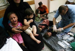 ガザ地区南部で激しい空爆が行われているラファで、治療を受ける子どもたち（8月3日撮影）