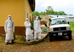 シエラレオネ東部州のケネマ地区病院のエボラ・ユニットで任務にあたっている保健員。