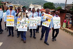 シエラレオネの町で社会啓発チームがエボラの情報を住民に伝える様子。