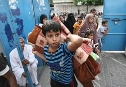 国連が学校に設けた避難所にたどり着いた子ども。（ガザ：7月18日撮影）