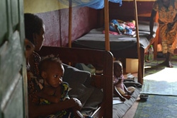 Yalokéの病院で治療を受ける子ども。（中央アフリカ）