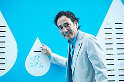 ご自身のサインが入った専用の募金投入口から募金してくださるルー大柴さん