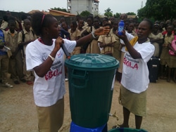 パートナー団体と協力して、コナクリ中の学校でエボラの予防法を広める啓発活動を実施。（ギニア）