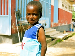 エボラ治療センターから退院したバンディー・ジェワッドくん（7歳）。（シエラレオネ）