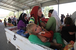シンジャルの山岳地帯からシリアの国境付近へ避難するヤズディ教徒たち。（イラク）