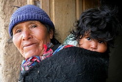 孫をおんぶする先住民の女性（ボリビア）