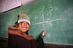 小学校で算数の授業を受ける先住民の女の子（ボリビア）