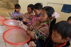衛生習慣を身につける授業で手洗いをする先住民の生徒たち（ベトナム）