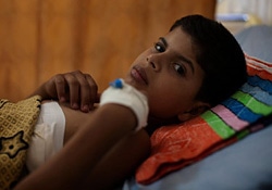 病院に入院しているモハメッド・ムーサくん（12歳）。脊髄を損傷し、下半身麻痺が残っている。（ガザ）