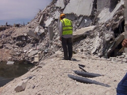アレッポの主要な水施設の損壊状況を調査する技術者。紛争により、上下水道管や電気ケーブルの復旧に遅れが出ている。（シリア）