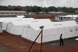 ユニセフはエボラに感染した人の治療を行うための、テントやマットなどの物資を提供。（リベリア）。