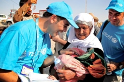 生後13日の赤ちゃんを抱いて川を越え、避難してきた女性。