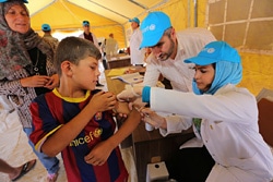 はしかの予防接種を行うユニセフスタッフ（イラク）
