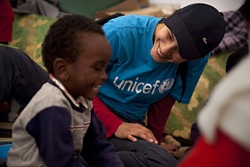 ユニセフが支援する「子どもにやさしい空間」で子どもと話をするスタッフ（チュニジア）