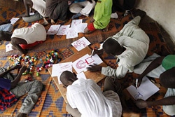 ユニセフが支援するトランジット・センター（一時受け入れ所）で、心のケアの一環として絵を描く元子ども兵士。（中央アフリカ）