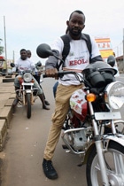オートバイによる広報活動で、エボラの症状や予防法を伝えている。（シエラレオネ）