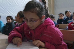 ホムスの避難所にある補習クラスで勉強をする子ども。※記事との直接の関係はありません