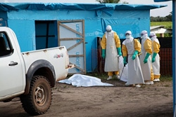 防護服を着てエボラ治療ユニットで治療にあたる保健員。（リベリア）