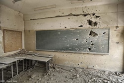 破壊された学校の教室。