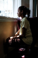 亡くなった子どもや破壊された家を見て、とても悲しいと語る11歳の少女。