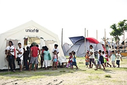 テントの仮設教室へ通う子どもたち。