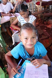 甚大な被害が出たレイテ島にある学校が台風から2カ月後に再開し、授業を受ける生徒たち。