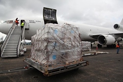 エボラ出血熱の支援のために空輸された緊急支援物資（リベリア）