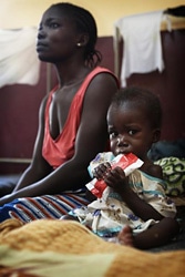 すぐに口にできる栄養治療食を食べる子ども（中央アフリカ共和国）