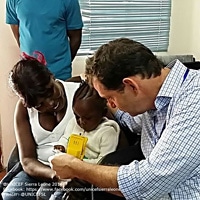 エボラ緊急オペレーションセンターでイシャタちゃんに声をかけるユニセフ・シエラレオネ事務所代表のローランド・モナーシュ。