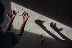武装勢力に徴用され、性的虐待を受けていた16歳の女の子。解放され、ユニセフのトランジット・センターで支援を受けている。（中央アフリカ共和国）