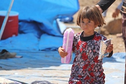 支援物資を受け取ったヤズディ教徒の子ども。（イラク）