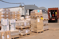 2014年9月5日、エボラ出血熱対応用の防護備品や医薬品などを含む医療物資が到着。（シエラレオネ）