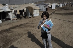 シリア難民のためのテントの学校に登校する女の子。（イラク）