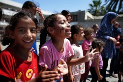 自宅を失い、避難している子どもたちが避難所となっている学校で遊ぶ様子。ユニセフやパートナー団体の支援を受け、レクレーション活動などの心のケアを受けている。（ガザ）