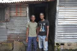 “サポーター”のアンソニーさん（右）と啓発活動を行った若者のリーダー、リー・ウェレーさん（左）。（リベリア）