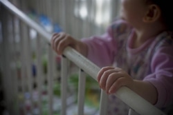 3歳未満の子どものための施設で暮らしている子ども。ユニセフが里親プログラムを始める前、100人以上の子どもたちがこの施設で生活していた。（ブルガリア）