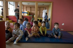 3歳未満の子どものための施設にいる子どもたち。（ブルガリア）