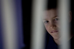 生まれながらに障がいがあり、母親が15歳だったため、施設で生活をしていた7歳の男の子。現在は里親の元で生活している。（セルビア）