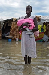 「一晩中、我が子を抱いて立っていました」と語る女性。（南スーダン）