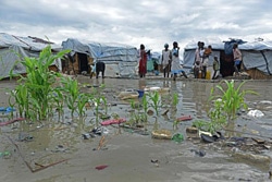 洪水が発生し、泥水がテントにも浸水している。（南スーダン）