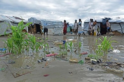 洪水が発生し、泥水がテントにも浸水している。（南スーダン）